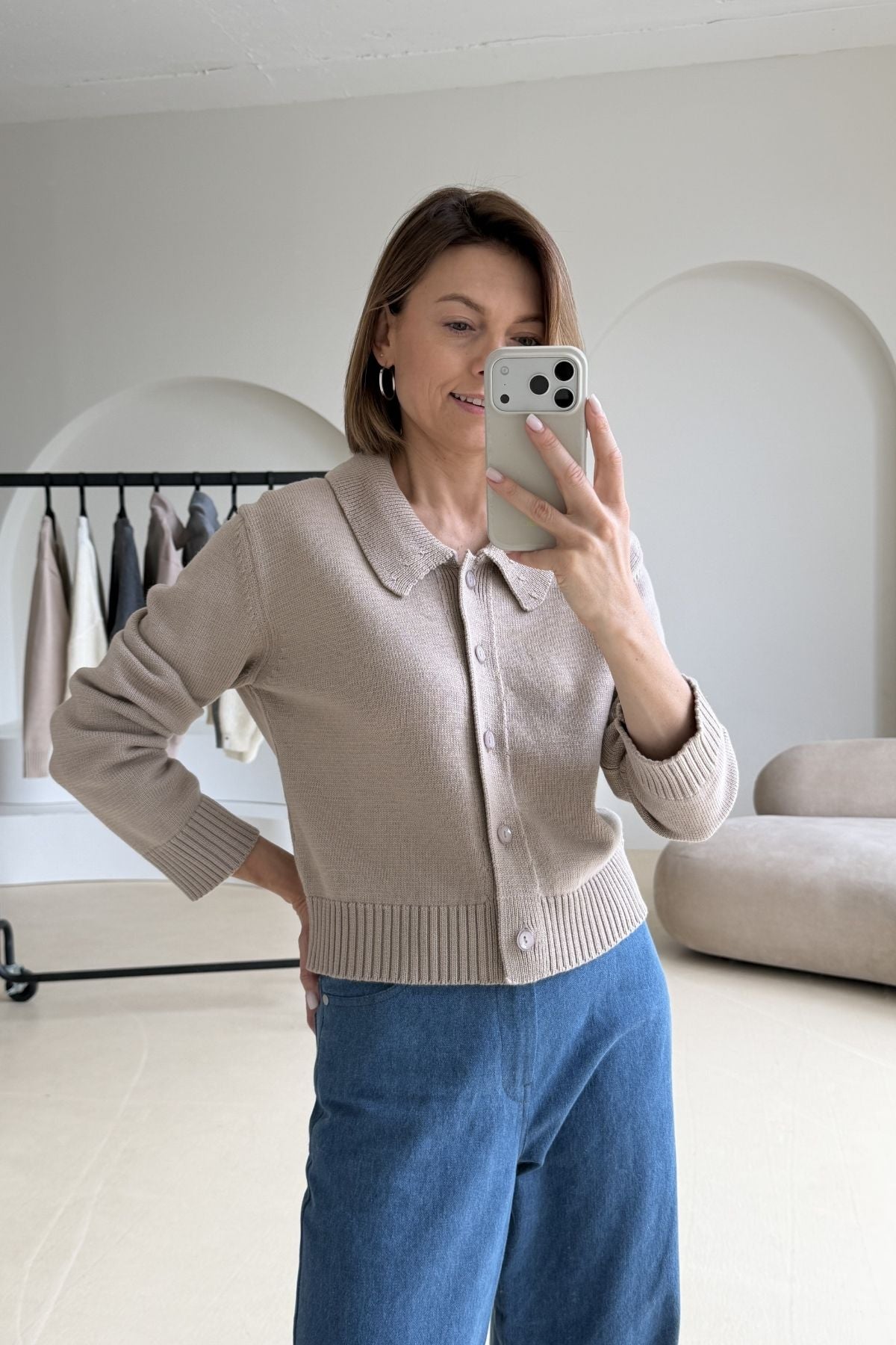 Merino vilnos smėlinis kardigano pavyzdys su kalnieriumi