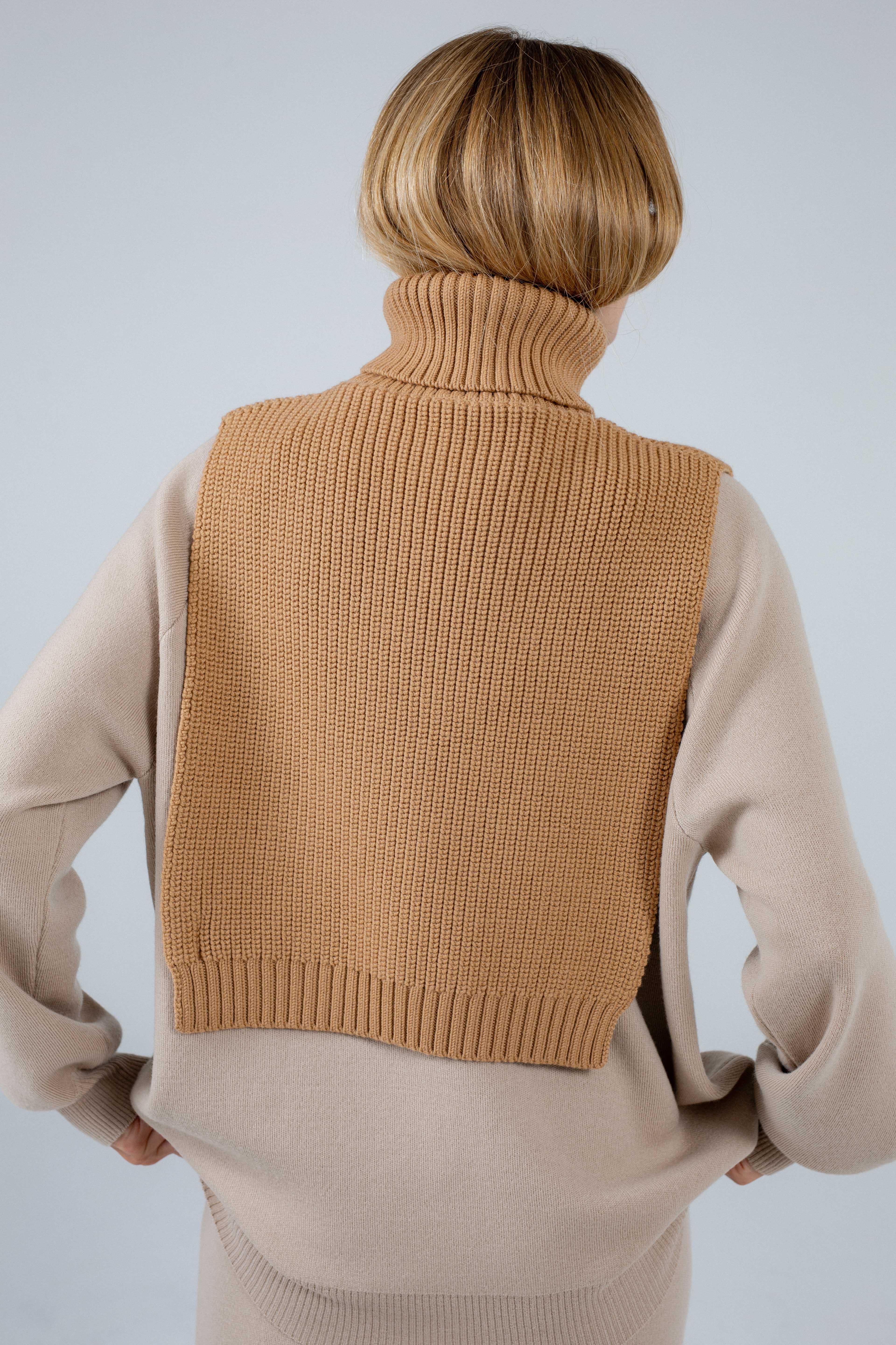 'Monet' dark grey collar