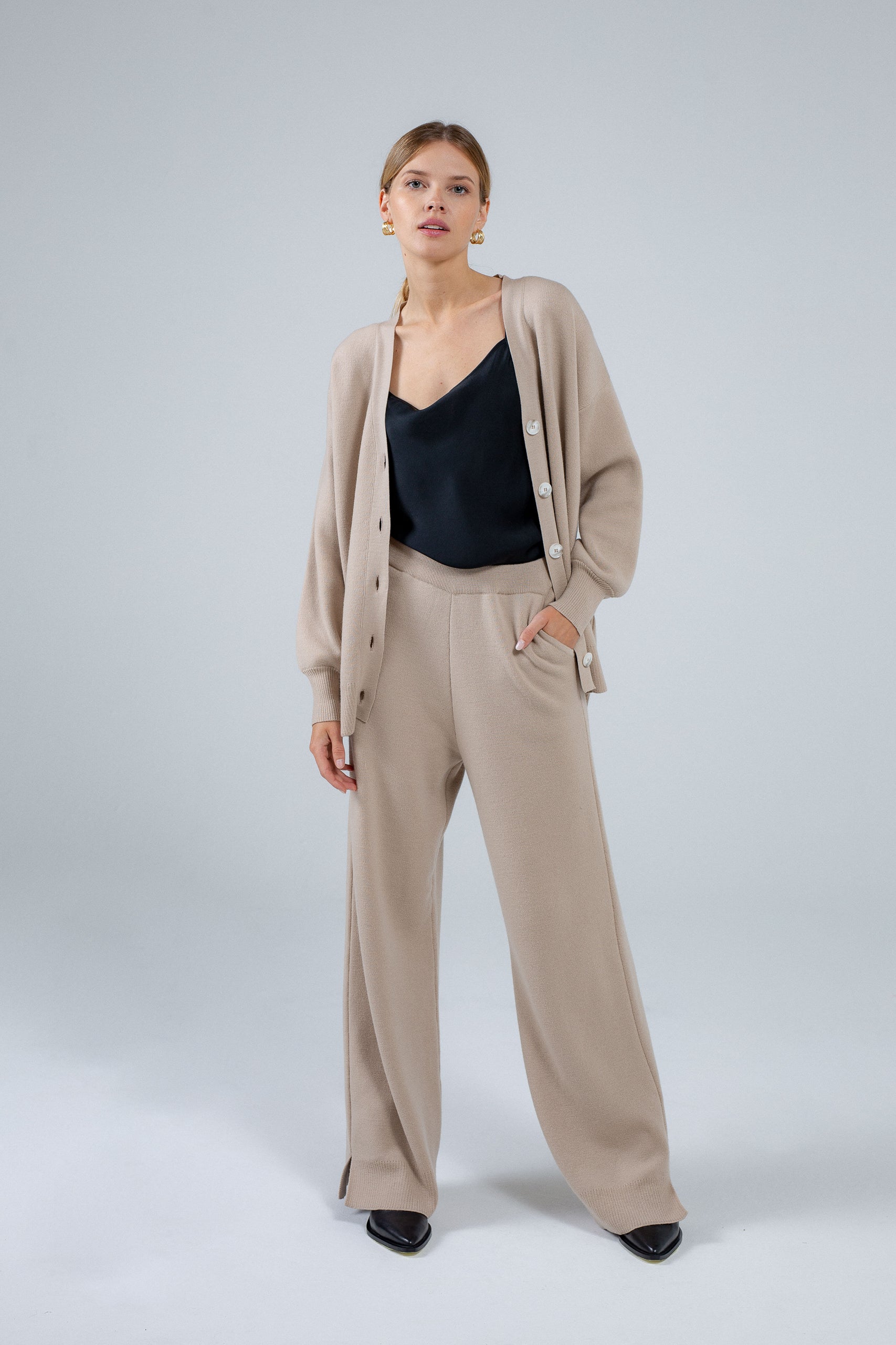 PAULINE smėlinis kelnių ir kardigano komplektas