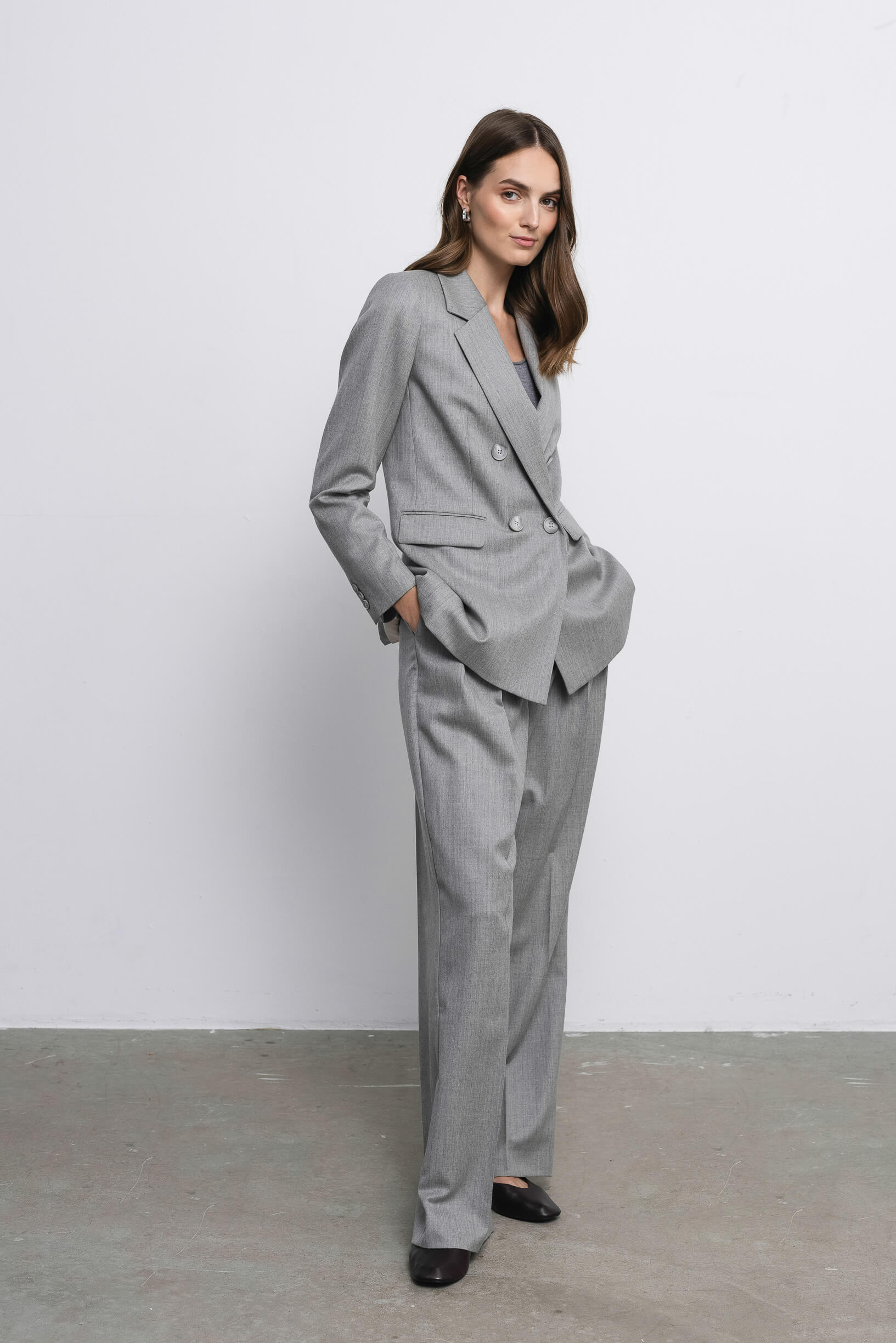 SOPHIE šviesiai pilkas kelnių ir švarko kostiumas