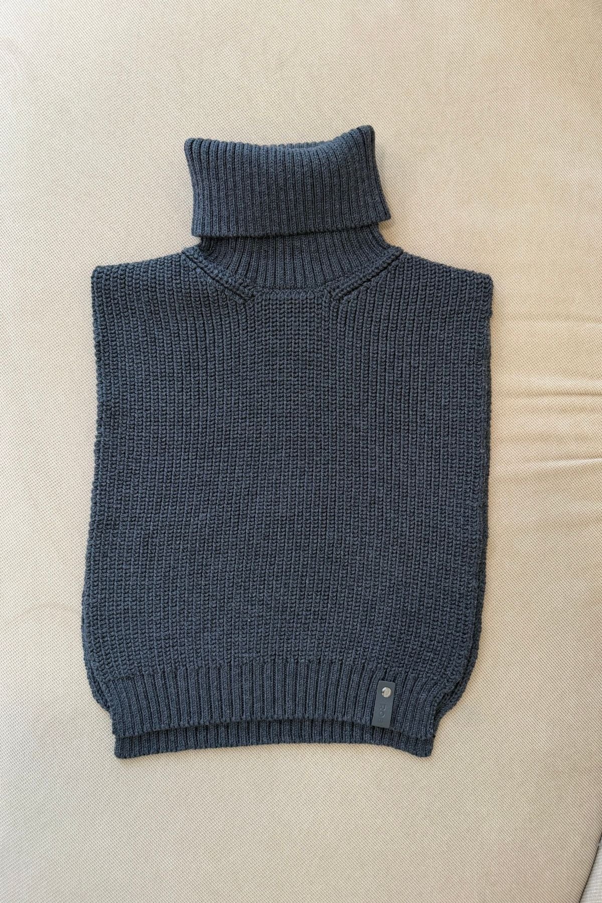 'Monet' dark grey collar