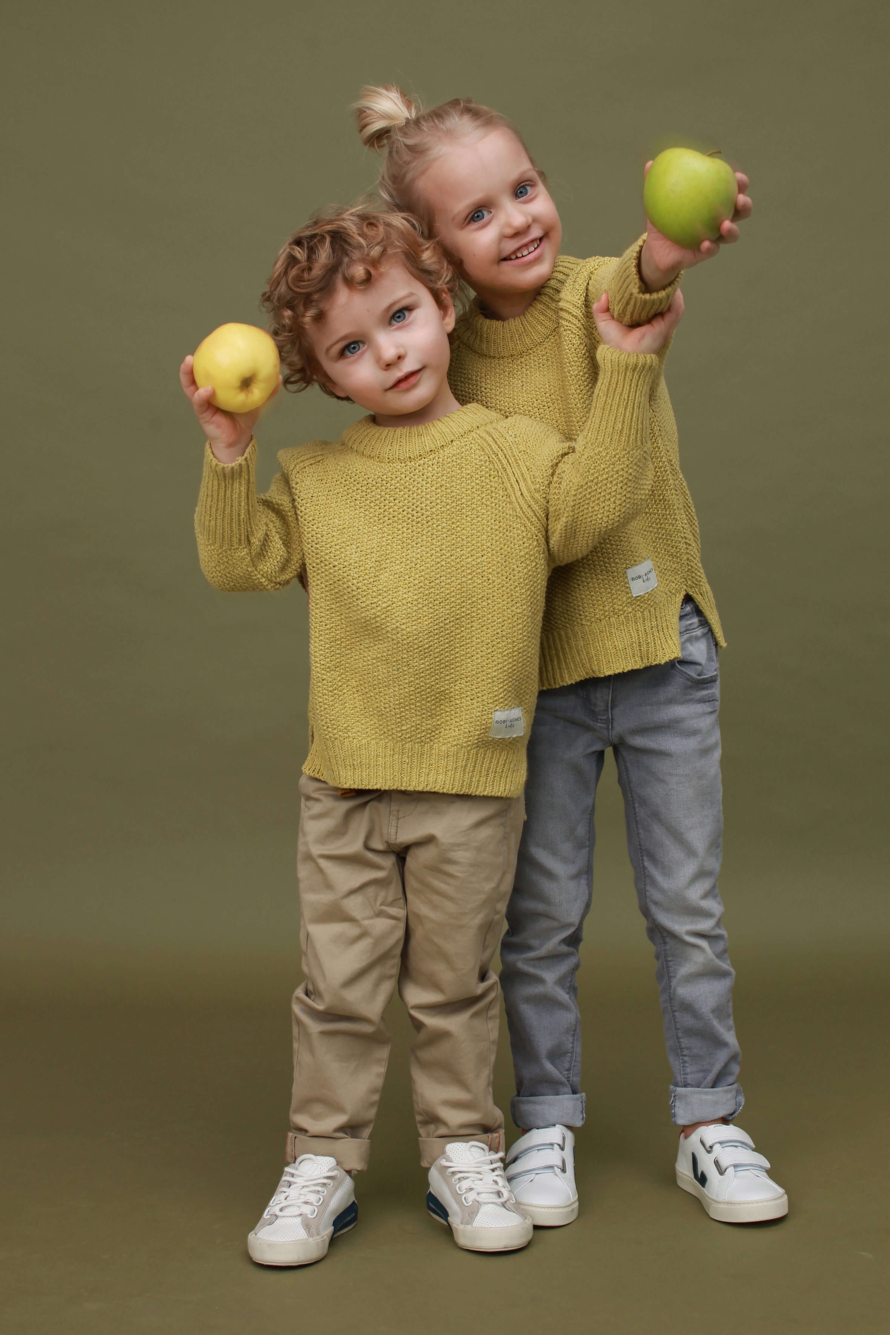 'Apple' dark lemon sweater