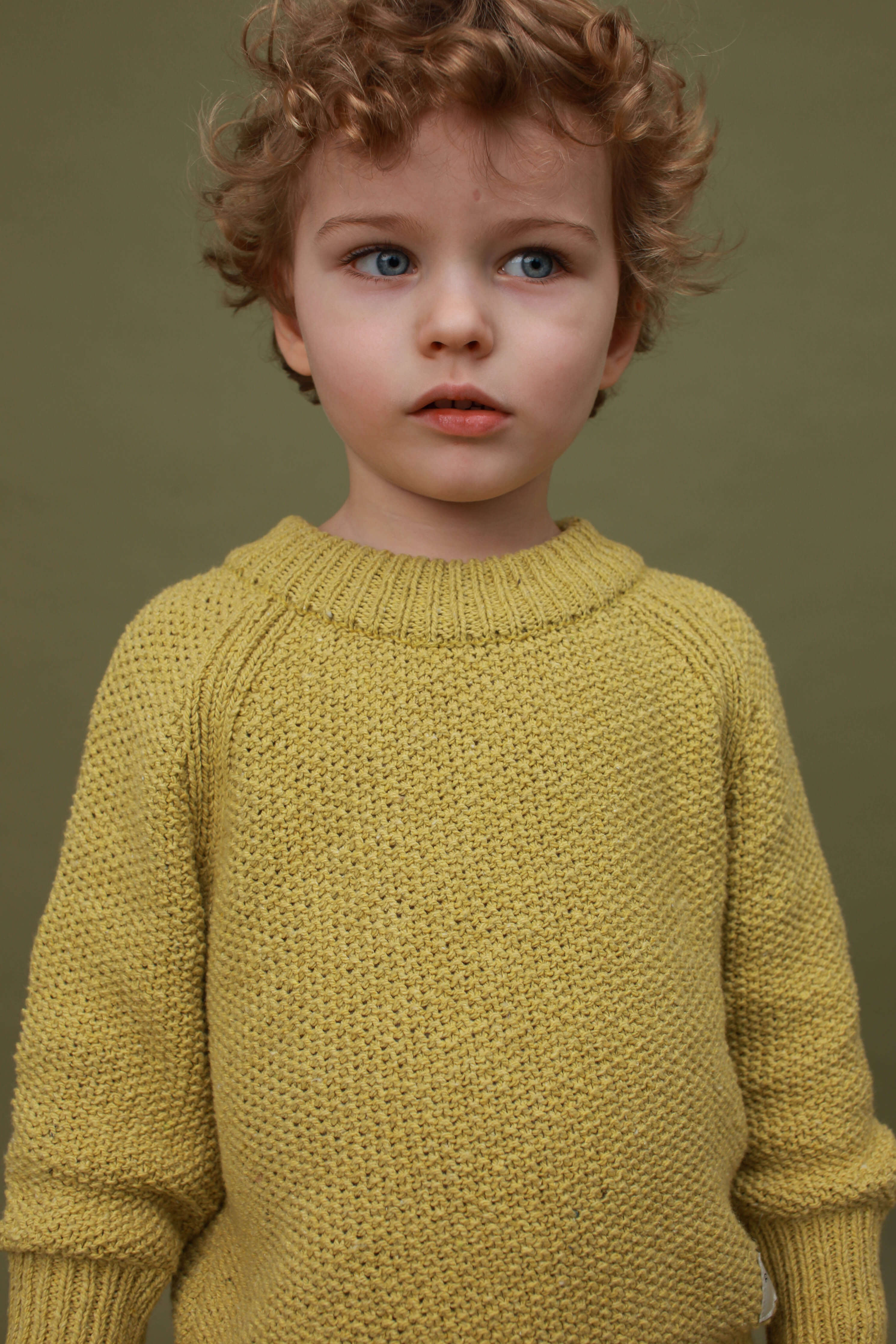 'Apple' dark lemon sweater