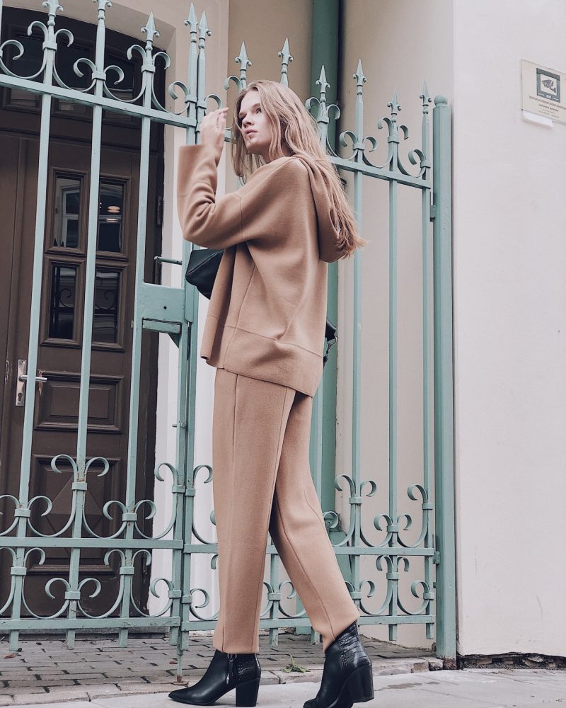 suit-Olivia-camel-brown